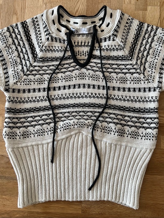 Zara Cream and Black V-Neck Cropped Knit Sweater - Picture 5 of 5